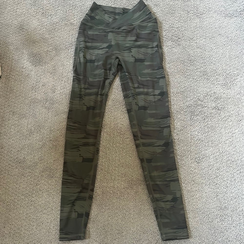 Alphalete Cross-Wrapped Camo Leggings SMALL